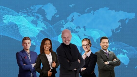 Líder sonriente rodeado de su equipo, mostrando apoyo y cohesión en un entorno profesional.